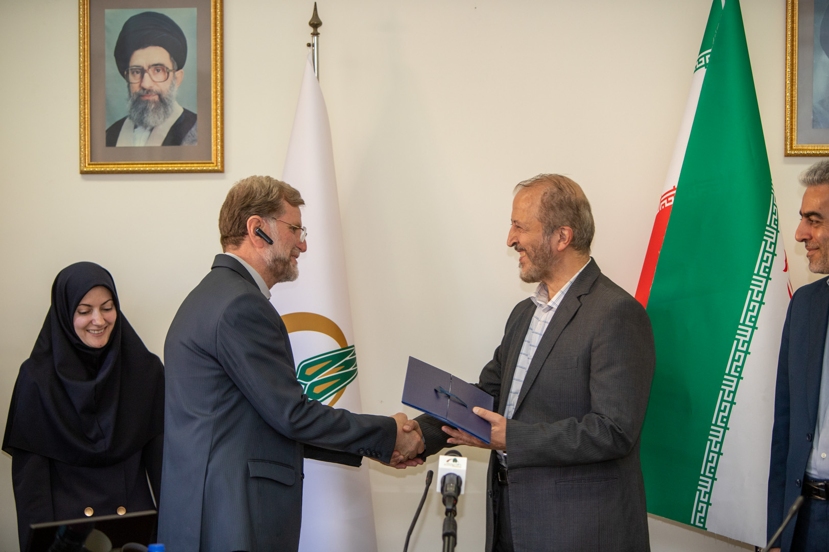 گزارش تصویری مراسم تقدیر از دست اندرکاران فصلنامه پژوهشکده اقتصاد با حضور رییس دانشگاه